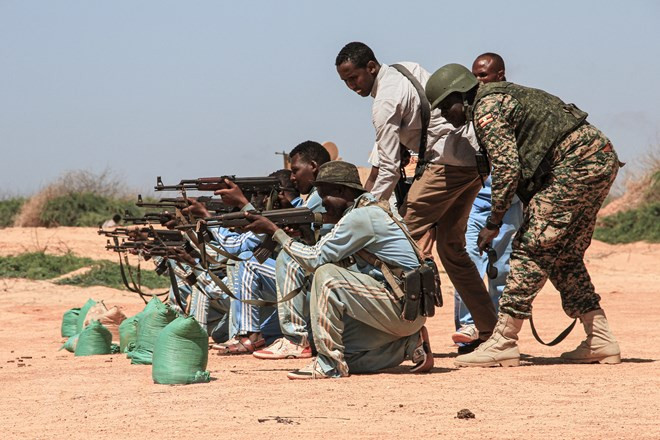 Binh sĩ thuộc phái bộ Liên minh châu Phi tại Somalia huấn luyện cho binh sỹ Somalia tại Ceeljaale, miền nam Somalia