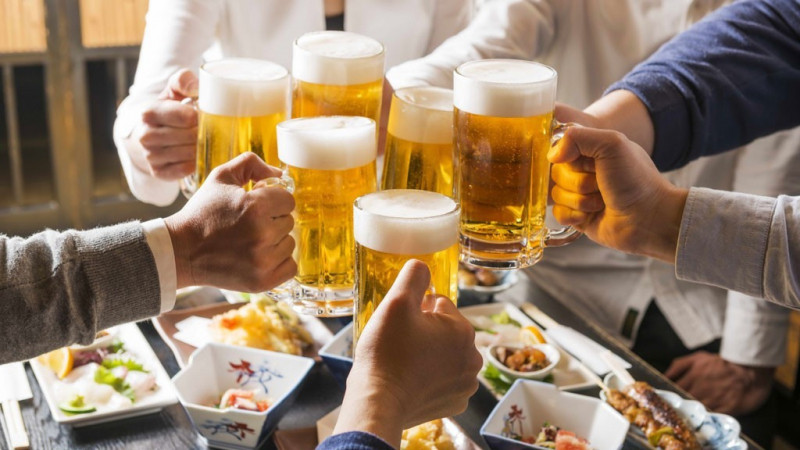 Uống quá nhiều rượu bia cũng gây ảnh hưởng đến xương khớp