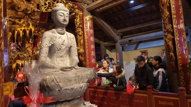 Không nên ngó nghiêng, bình phẩm, đặc biệt sờ vào tượng Phật, Bồ Tát trong chùa
