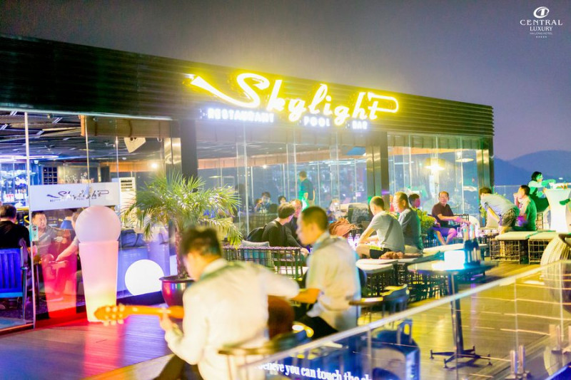 Skylight Restaurant and Pool Bar tại Central Luxury Ha Long Hotel