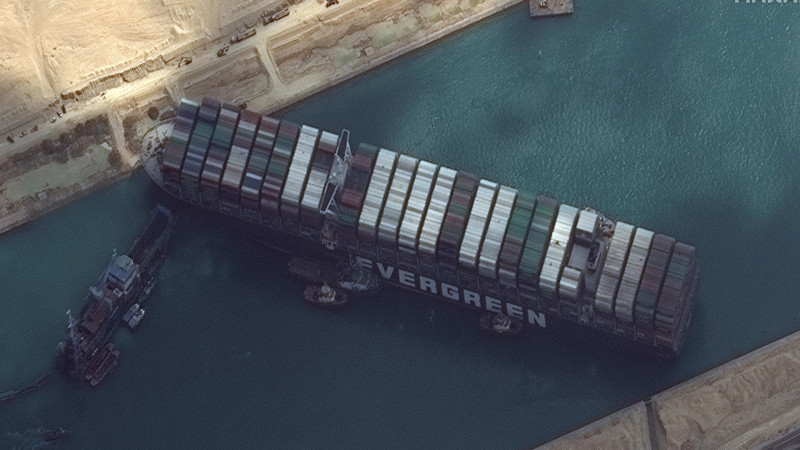 Tàu container mắc kẹt ở kênh đào Suez