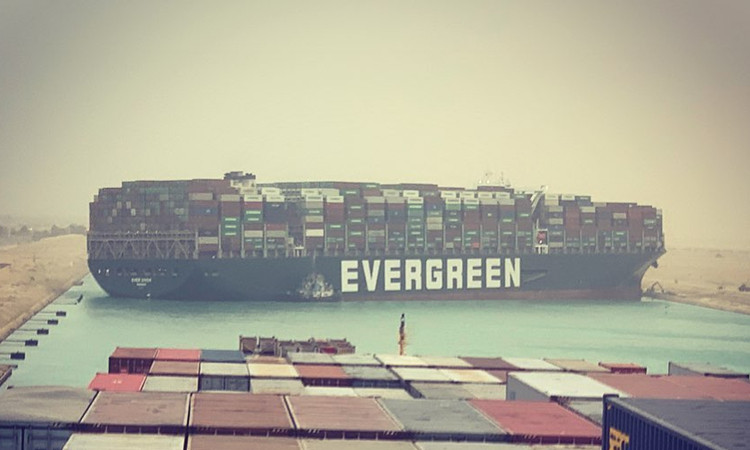Tàu container mắc kẹt ở kênh đào Suez