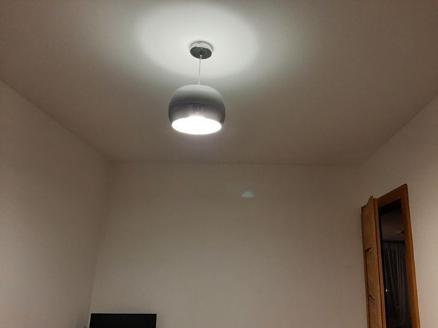 Dùng đèn chùm là nguồn sáng chính trong phòng