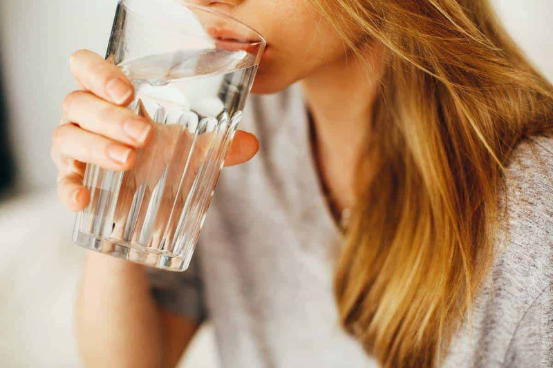 Uống đủ ít nhất 2 lít nước mỗi ngày