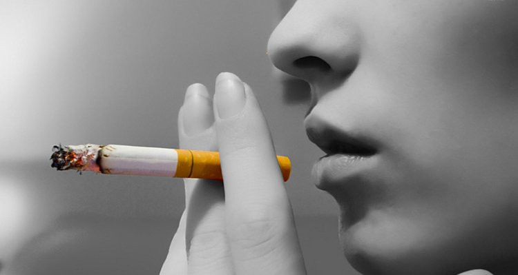 Thói quen xấu gây thâm mắt do hút thuốc lá