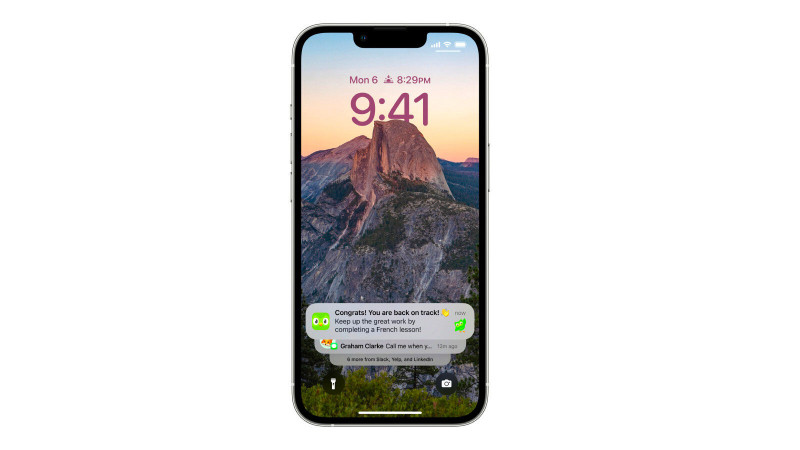 Apple đã thiết kế lại hệ thống thông báo của iOS 16, đặc biệt là trên màn hình khóa.
