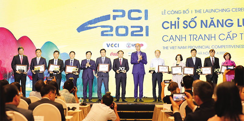 Trao giấy chứng nhận giấy chứng nhận TOP 10 tỉnh, thành phố có điểm PCI 2021 hàng đầu Việt Nam