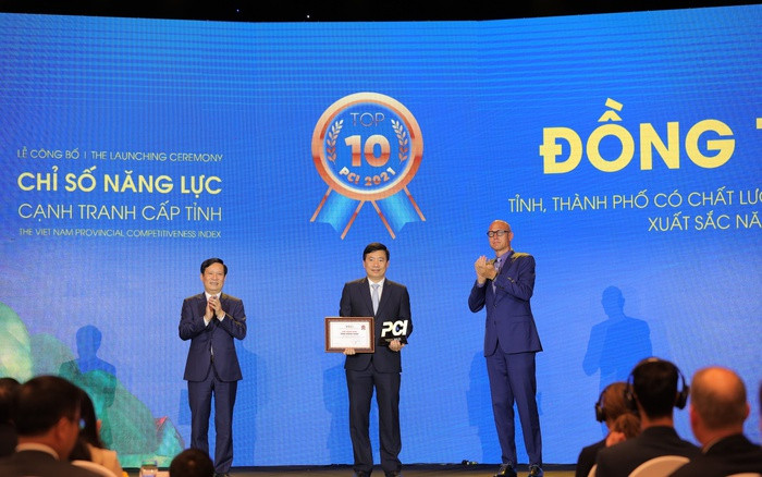 Chủ tịch UBND tỉnh Đồng Tháp Phạm Thiện Nghĩa nhận chứng nhận, kỷ niệm chương khi địa phương lọt vào nhóm 10 tỉnh, TP có chỉ số PCI cao