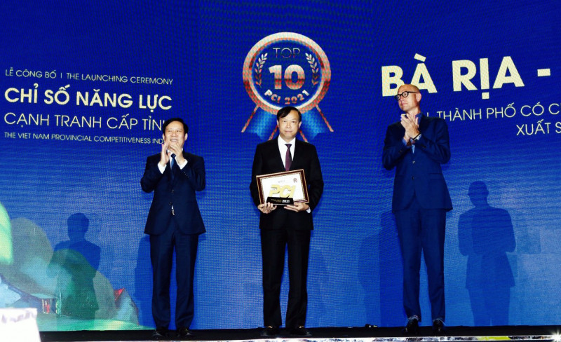 Ông Nguyễn Văn Thọ, Chủ tịch UBND tỉnh nhận Kỷ niệm chương và Giấy chứng nhận cho 10 địa phương xuất sắc nhất PCI 2021.