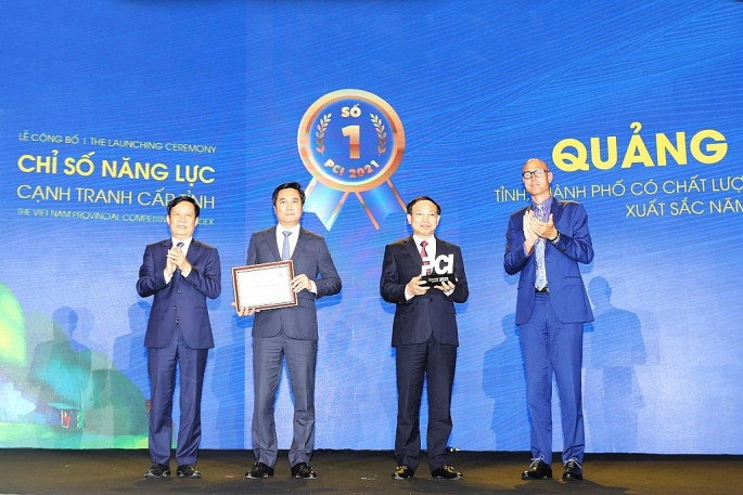 Lãnh đạo tỉnh Quảng Ninh nhận Cúp quán quân PCI