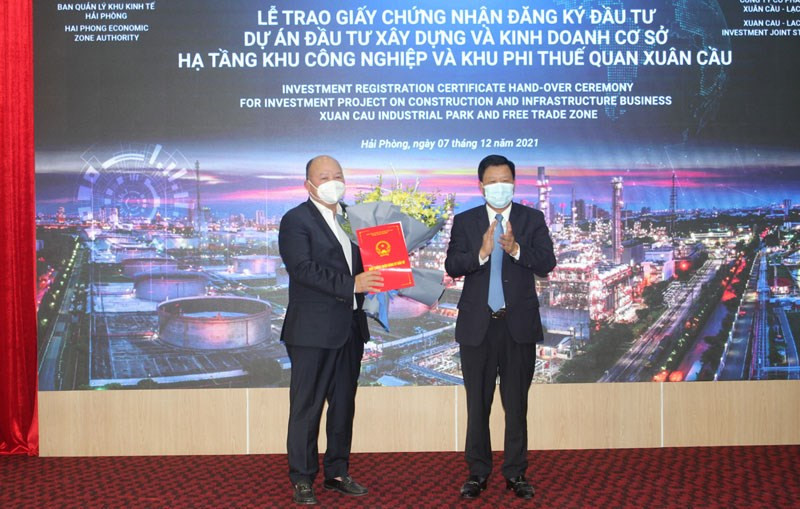 Hải Phòng trao giấy chứng nhận đầu tư dự án khu phi thuế quan-logistics và công nghiệp Lạch Huyện.