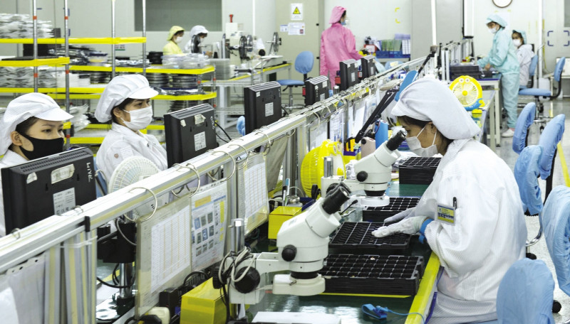 Sản xuất thiết bị điều khiển tự động tại Công ty Cổ phần CrucialTec Vina (Khu công nghiệp Yên Phong)