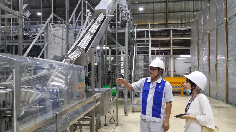 Dây chuyền tự động súc rửa vỏ lon trước khi đưa vào hệ thống chiết rót bia tự động tại nhà máy bia Sapporo Việt Nam
