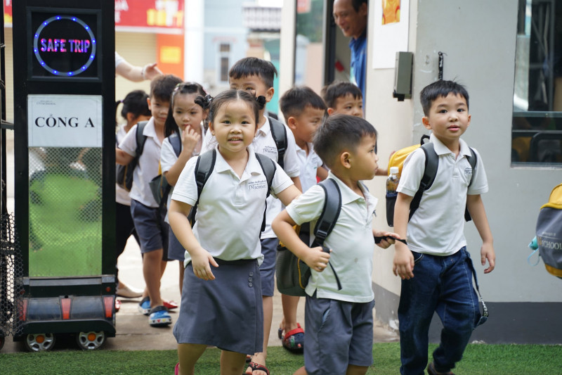 Giáo dục là cả một hành trình, không phải chỉ là 1 điểm đến. Điều mà INschool mong muốn học sinh mình nhất định phải có được, đó là Hạnh phúc - hạnh phúc trên chính hành trình học tập của mình.﻿