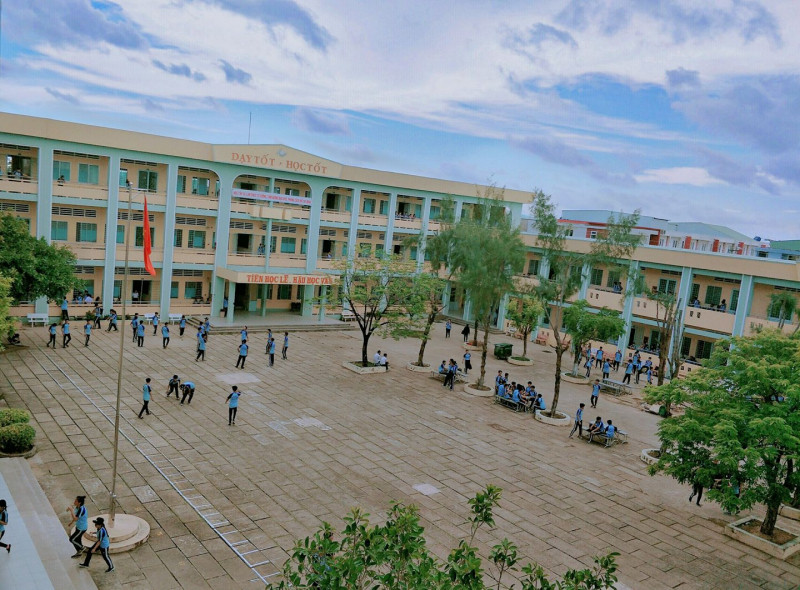 Suốt những năm qua Trường THPT Nguyễn Hùng Sơn luôn tự hào là một trong những “điểm sáng” giáo dục tại Kiên Giang với tỷ lệ cao học sinh đỗ vào các trường đại học, cao đẳng trên toàn quốc.