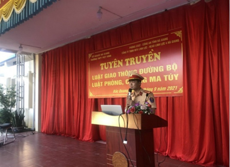 Trường THPT Việt Vinh tổ chức tuyên truyền, giáo dục học sinh về luật an toàn giao thông và phòng chống ma túy