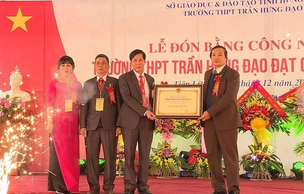 Lãnh đạo Sở GD&ĐT thừa ủy quyền trao bằng công nhận đạt chuẩn quốc gia cho trường THPT Trần Hưng Đạo