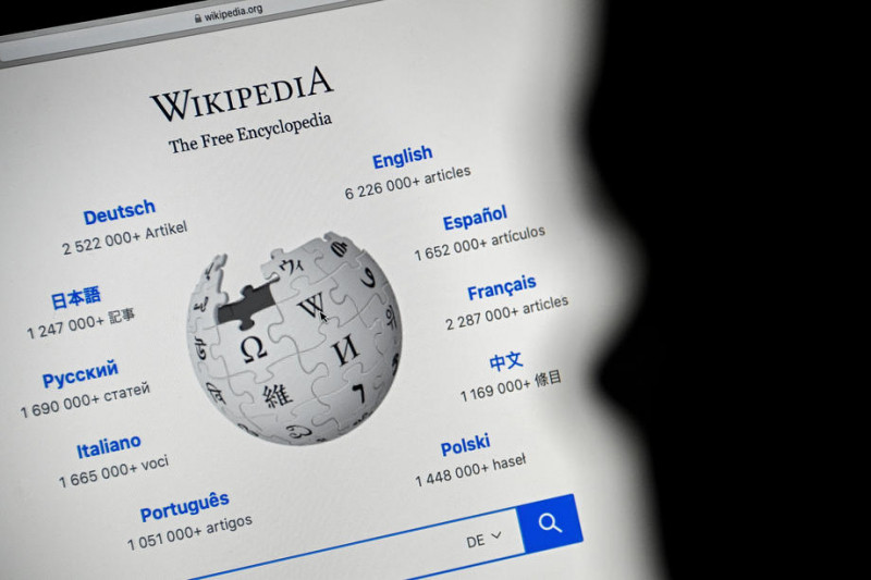 Wikipedia tổng hợp thông tin về mọi sự kiện lịch sử, con người, địa điểm và mọi thứ mà người ta có thể nghĩ đến bằng 321 ngôn ngữ khác nhau
