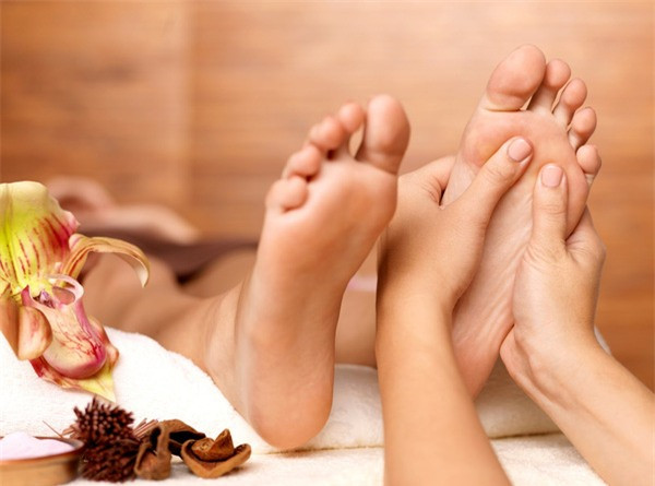 Massage chân giúp giải quyết các triệu chứng tiền kinh và mãn kinh