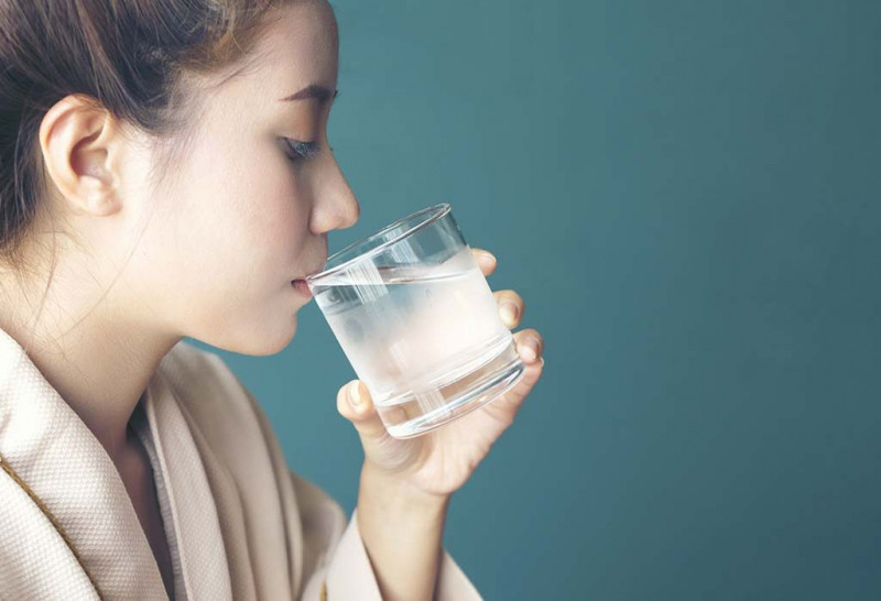 Uống nhiều nước giúp cơ thể của bạn tích đủ nước và mắt sẽ được cấp ẩm một cách tốt nhất