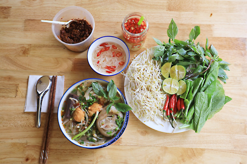 Bún bò Huế Mụ Đỏ