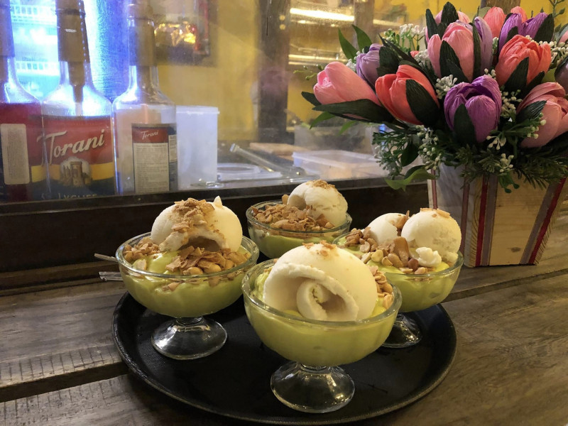 Tiệm Cafe - Chè - Kem Bơ Nhà Cam